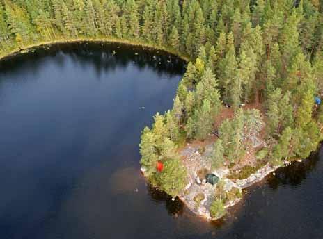Matkalla kuljetaan Tolonen-lammen ohi. Retkeen voi yhdistää kierron Tolonen-lammen ympäri retkeilyreittiä pitkin, tällöin matkaa kertyy yhteensä 2,1 kilometriä.