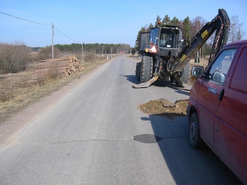 32 tehtävää näytteenottoa ja kantavan kerroksen laadun tutkimista koekuoppatutkimusmenetelmällä. Kuva 8. Koekuoppatutkimus Teuroisten (Yt 14547) koerakennuskohteella (Ramboll 2005).