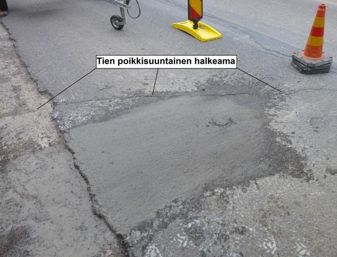 67 Kuva 21. Stabiloidun kantavan kerroksen halkeaman heijastuminen päällystehalkeamaksi Teuroisten koerakennuskohteella (17.5.2017, Ilari Harju).