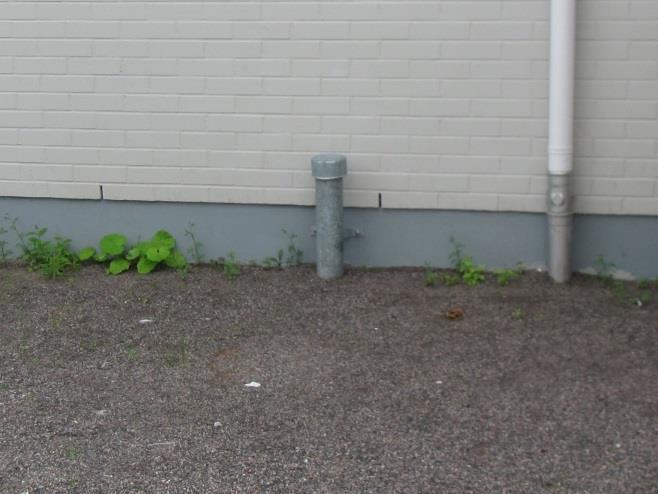 Alapohjatila on tuuletettu koneellisesti ulos. Kuva 30. Alapohjatilan korvausilma otetaan venttiilien kautta.