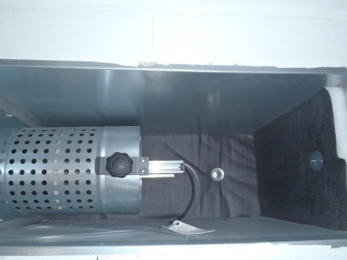 Ilmanvaihtokanavista ja tilojen pinnoilta kerättiin yhteensä 8 kpl pölynäytteitä. Analysointi tehtiin WSP Finland Oy:n laboratoriossa stereo- ja pyyhkäisyelektronimikroskoopilla.