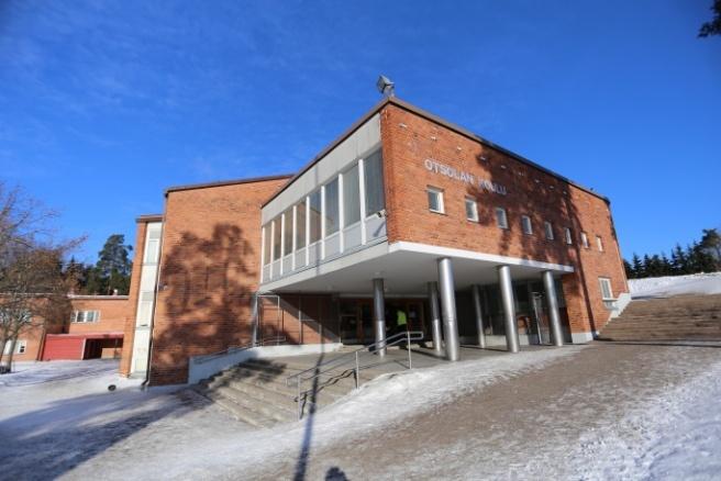 4 Toimenpide-ehdotukset Kevyt korjaus Maanvaraisen alapohjan tiiviit muovimatto- ja vinyylilaattapinnoitteet poistetaan ja pintamateriaalit uusitaan vesihöyryä läpäiseviksi.