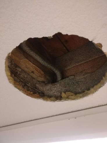Opettajan huoneen 221 yläpohja on,