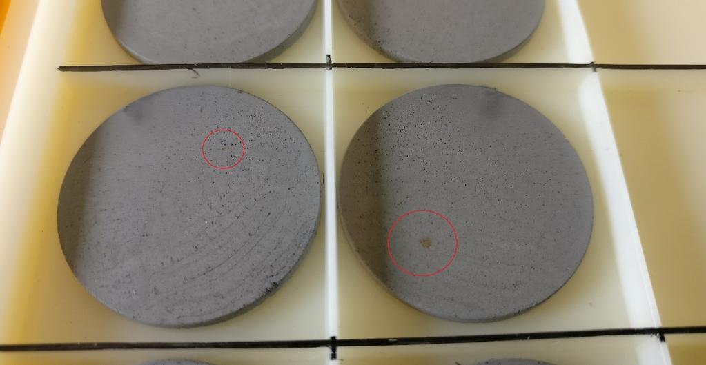 Kuva 38. Pieniä mahdollisia ruostetäpliä liuotetuissa kappaleissa. Kappaleiden huokoisuutta voidaan tarkastella esimerkiksi niiden tiheyden perusteella.