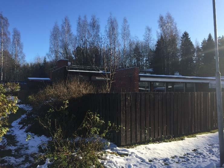 Rakennusoikeutta on käytetty noin 436 kem2 (kokonaisala noin 633 m2). Rakennuskokonaisuus koostuu kahdesta autotallien yhdistämästä osasta.