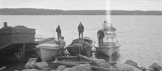Rannikkojoukot suojasivat kenttäarmeijan merellistä sivustaa Kenraaliluutnantti Valve, kapteeniluutnantti Kantola ja majuri Miettinen Lammassaaren edustalla.