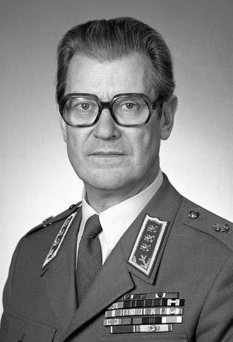 Kenraali Jaakko Valtanen rannikkotykkimies, miinanraivaaja ja rannikkojääkäri Kenraali Jaakko Valtanen on rannikkotykistöupseeri toisessa sukupolvessa.