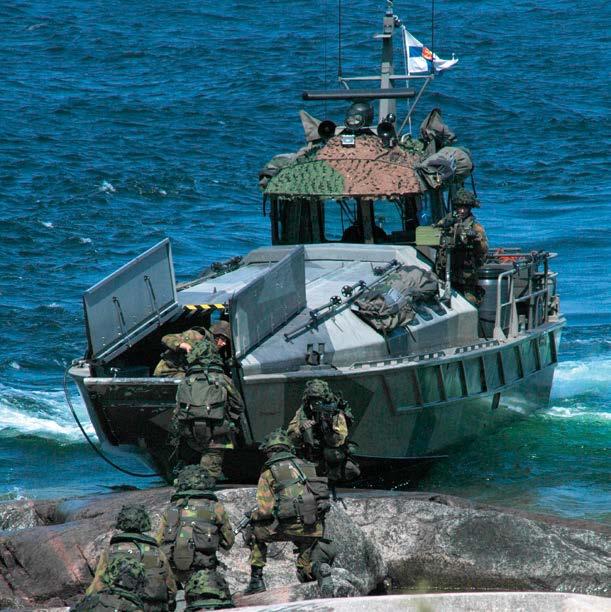 Rannikkojääkärijoukkue kuormautumassa Jurmo-luokan joukkojenkuljetusveneeseen. Kuva: Puolustusvoimat/Patrick Bagge Laajimpana hankkeena oli varmistaa pataljoonan liikkuvuus saaristossa.