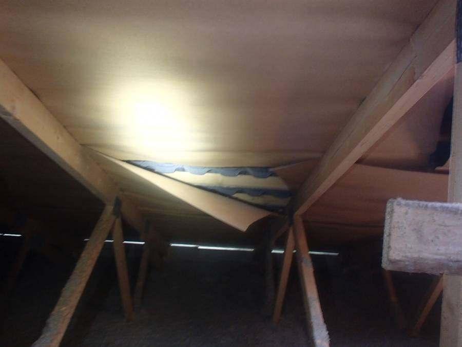 14 YLÄPOHJA, ULLAKKO KÄYNTI ULLAKOLLE Käynti yläpohjatilaan on järjestetty vesikatolla sijaitsevan luukun kautta. YLÄPOHJAN TUULETUS Yläpohjatila tuulettuu avonaisten räystäiden kautta.
