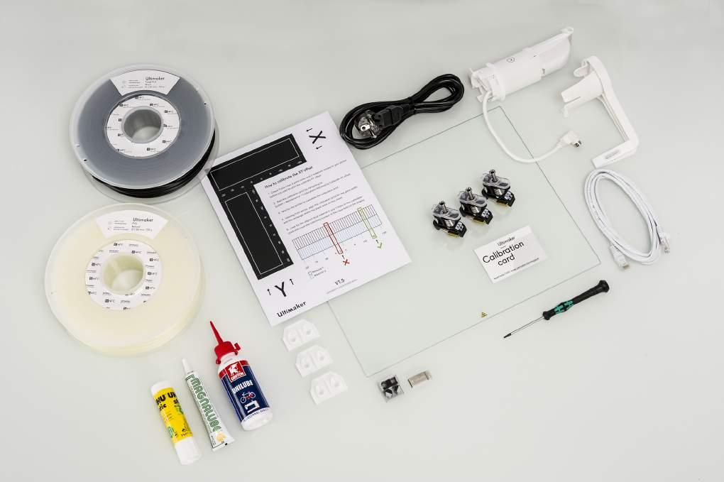 Pakkauksen sisältö Ultimaker S5 -tulostimen mukana toimitetaan varsinaisen tulostimen, pika-aloitusoppaan ja testitulosteen lisäksi useita laitelisävarusteita.