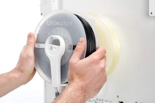 2. Aseta materiaalin 1 (Tough PLA) materiaalikela materiaalin ohjaimeen niin, että materiaali osoittaa vastapäivään, ja ohjaa materiaalin pää materiaalin ohjaimen reiän