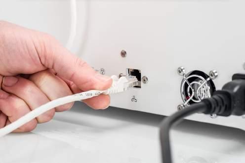 4.4 Verkkoyhteyden asennus ja laiteohjelmiston päivitys Verkkoyhteyden muodostaminen Ultimaker S5 voi muodostaa yhteyden lähiverkkoon joko Wi-Fi- tai Ethernet-verkon avulla.