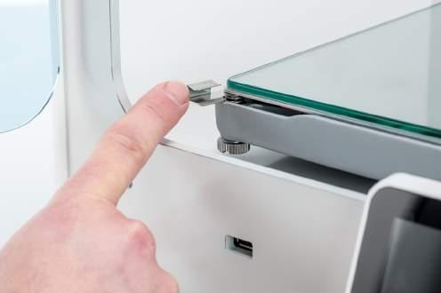 6.4 Tulostimen puhdistaminen Tulosteiden onnistumisen kannalta on tärkeää pitää Ultimaker S5 puhtaana käytön aikana.