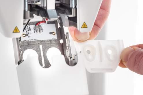 Suutinsuojuksen laadun tarkistamista suositellaan vähintään kolmen kuukauden välein. Ultimaker S5:n varustelaatikko sisältää kolme varasuutinsuojusta.