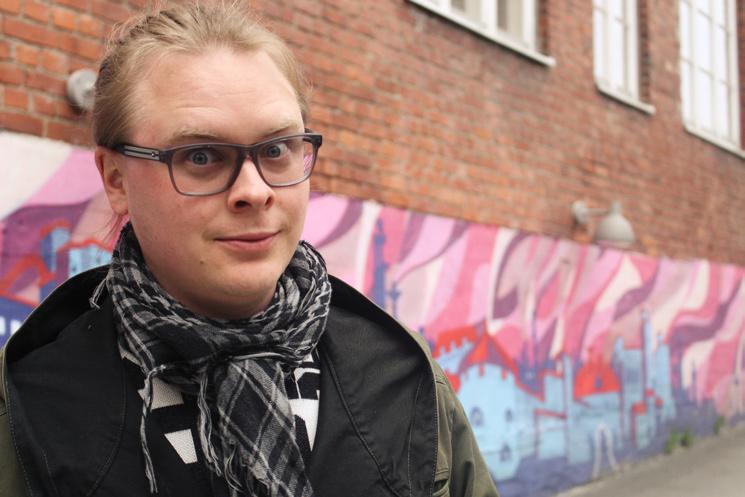 rempseä kuopus, joka kiskoo hampurilaisten voimalla maasta