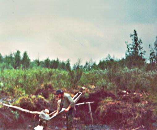 jonne Risto teki ensimmäisen valtauksensa vuonna 1969. Kullankaivajia ei montaa ollut, karmea pusikko ja kymmeniä hehtaareja vetistä jänkää sen sijaan oli. Ja kullan merkit.