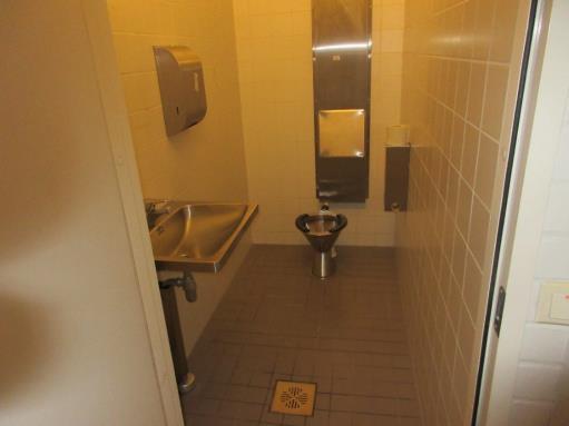 3 / 7 Selleissä ei ole vessaa, mutta säilytystilassa on erillinen wc sekä inva-wc.
