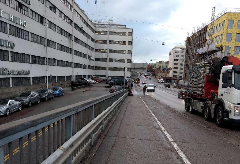 48 Kuva 43. Pyörätien jatkeelle juuri siirtymässä oleva pyöräilijä ja Satamaradankadulta kuvasta katsottuna vasemmalta tuleva autoilija väistivät törmäyksen täpärästi. Kuva 44.