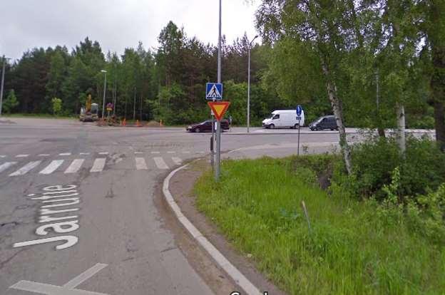 53 Kuva 50. Näkymä liittymän eteläpuolella kulkevalle yhdistetylle pyörätielle ja jalkakäytävälle vuonna 2009. (Google Maps) Kuva 51.