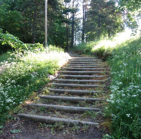 Itä-Pakilassa, Urakkatien ja Kansantien välissä. Viheralueen hoitoluokka on c1.