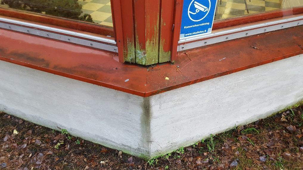 Valoaukon liittymissä seinä- ja kattopintoihin on
