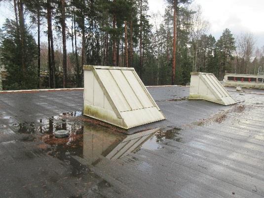 Vettä kerääntyy myös kattokaivon vierustalle. 1.