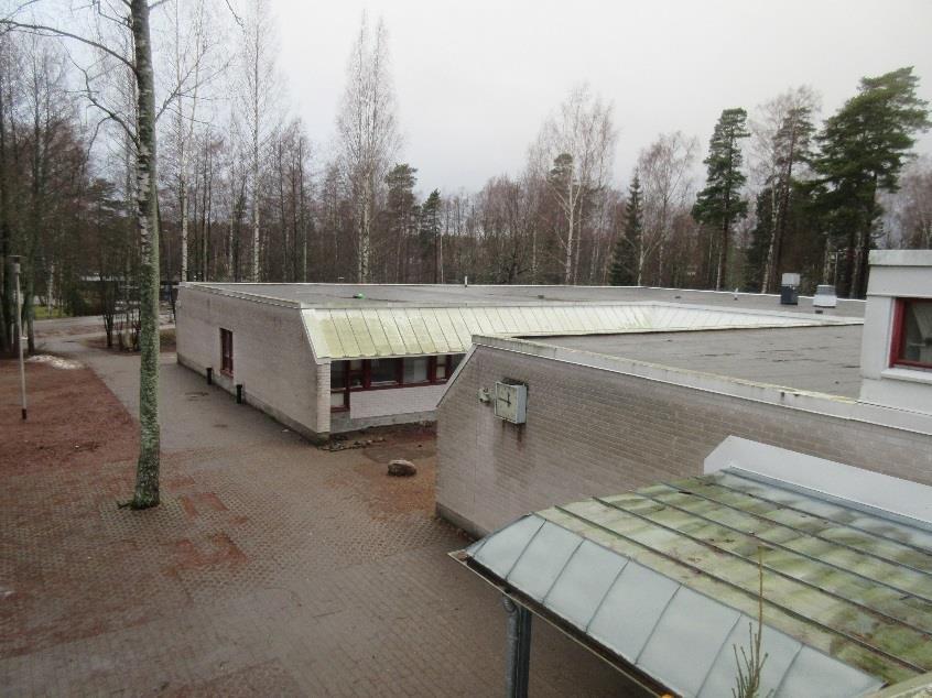 1.10 Vesikatteet, kattokaivot - Kermikatteiden puhtaudessa ja vesitiiveydessä ei ollut aistinvaraisesti arvioituna huomautettavaa.