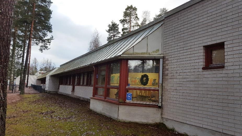 Kuva 18. Kattovesiä ohjautuu paikoin julkisivupinnoille, jolloin ne likaantuvat. Räystäskourujen ja sadevesisyöksyjen tukkeumat ja roiskeet aiheuttavat kosteusrasitusta rakenteille. 1.11 Tilapinnat ja tilavarusteet - Rakennepinnat ovat yleisesti kuluneita.