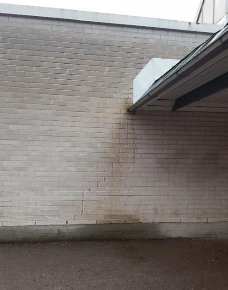alaosan kosteusrasitusta. Sokkelin ulkopintaan oli asennettu rakennusmuovia.