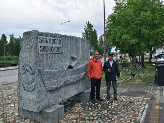 Geologivieraat olivat hyvin kiinnostuneita Geoparkalueen kivilajeista ja rapakiven lisäksi ihastusta herätti Sulkavan Amadeus-kivi eli granaatti-kordieriitti-kiillegneissi, jota ei enää tällä