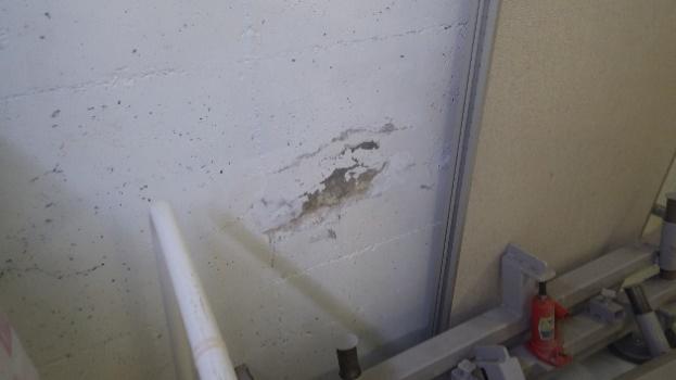 Tutkimusselostus 18 (86) säpinnalla on maalattu bitumisively. Bitumisively on valunut ja maalipinta irronnut bitumin pinnasta.