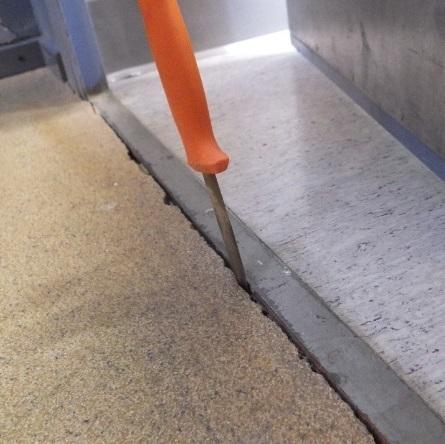 seinä-lattialiittymässä noin 20 mm leveä rako maaperään. Kuva 10.