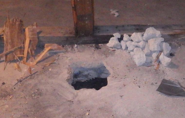 Oikean puoleisen kuvan vuotokohdalle tehtiin rakenneavaus (RAK18) rakennekerrosten ja