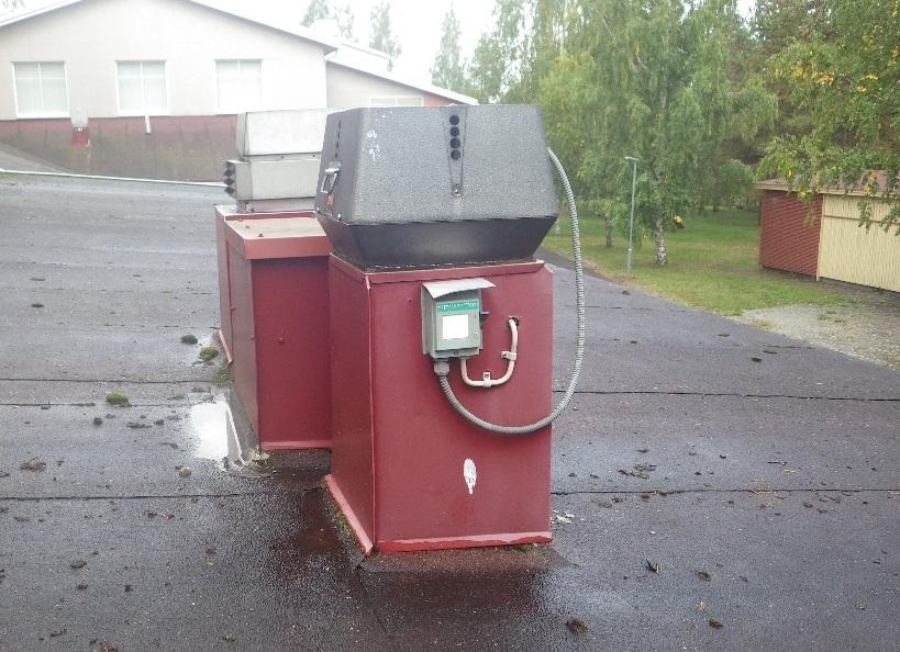 viereen lammikoituu vettä.