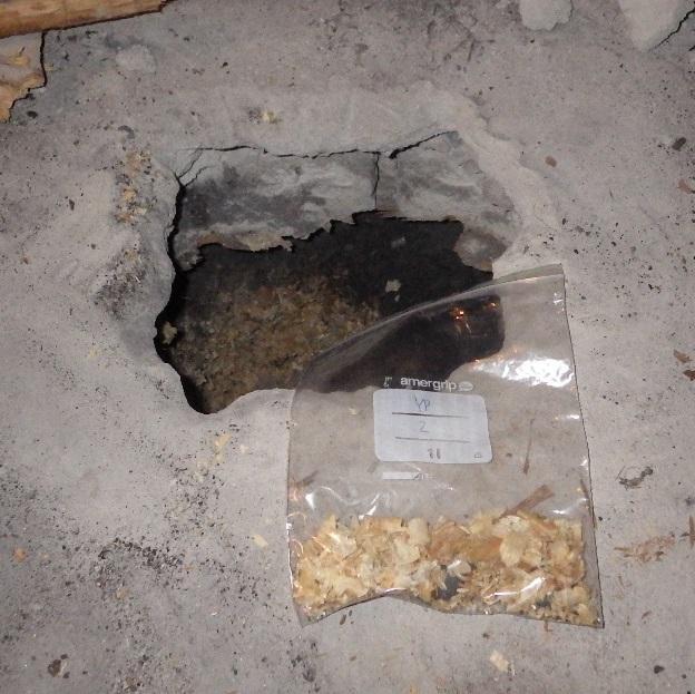 Yläpohjan materiaalinäytteet otettiin yläpohjan vesivuotokohtaan tehdystä rakenneavauksesta RAK18.