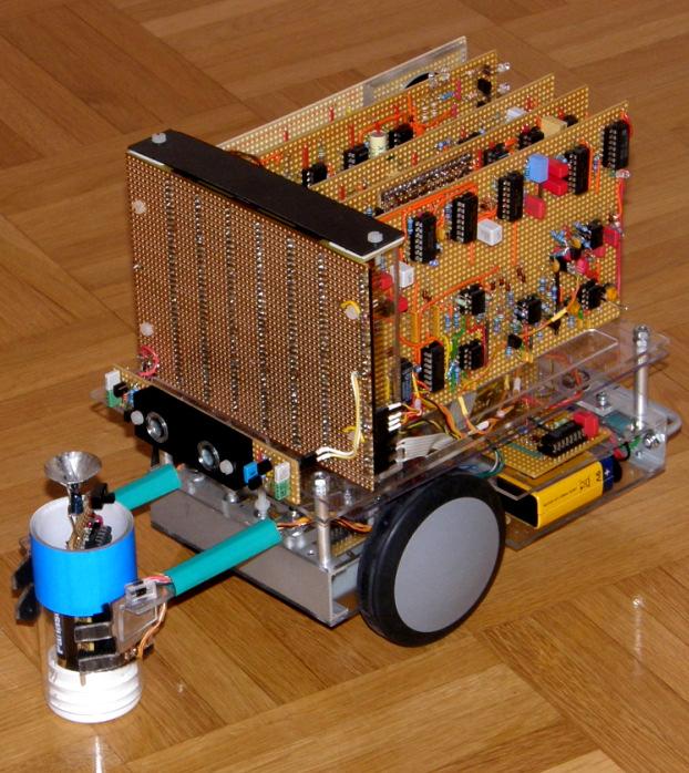 ROBOTILLE MALLIA AIVOISTA Ensimmäinen toteutusesimerkki on robotti XCR-1. Se toimii ilman mikroprosessoreita ja ohjelmia.