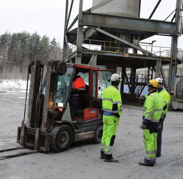 kuulonsuojainten käyttäminen työkoneissa ja liikennealueilla harkittava erikseen; huomioitava mm.