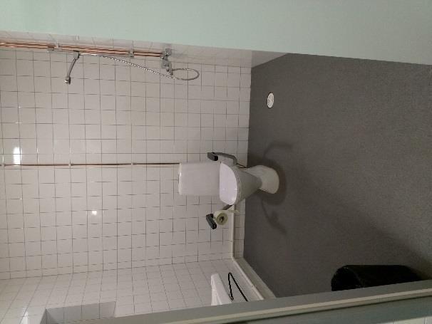 5 Inva-wc:n oven vapaa kulkuaukko on 90 cm, kynnystä ei ole. WC-istuimessa on käsituet. WC:ssä ei ole hälytintä. Inva-wc:ssä on suihku, mutta ei suihkuverhoa, suihkujakkaraa eikä vaatekoukkuja.