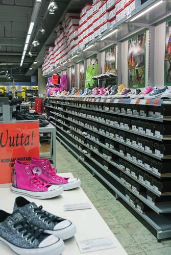 PUNTA Eloros myymälähyllyt Kestävät kotimaiset PUNTA Eloros myymälähyllyt ovat muunneltavissa ja laajennettavissa helposti ja nopeasti moneen tarpeeseen.