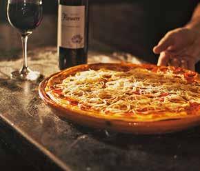 Haapaharjun ahkeran yrittäjäpariskunnan hiljattain avaamassa Pizzeria mia viinejä tähän iltaan erityisesti suunnitellun pitsamenun kera.