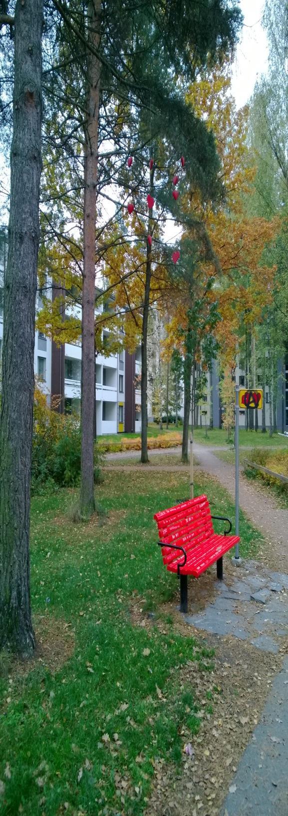 Kun Espoossa asuin niin, mulla oli naapureina vanhoja eläkeläisiä. Ja sit ne aina oli silleen varuillaan. Mutta pikkuhiljaa me tutustuttiin, kun me tehtiin vaikka kevätsiivousta, ja ne oli mukavia.