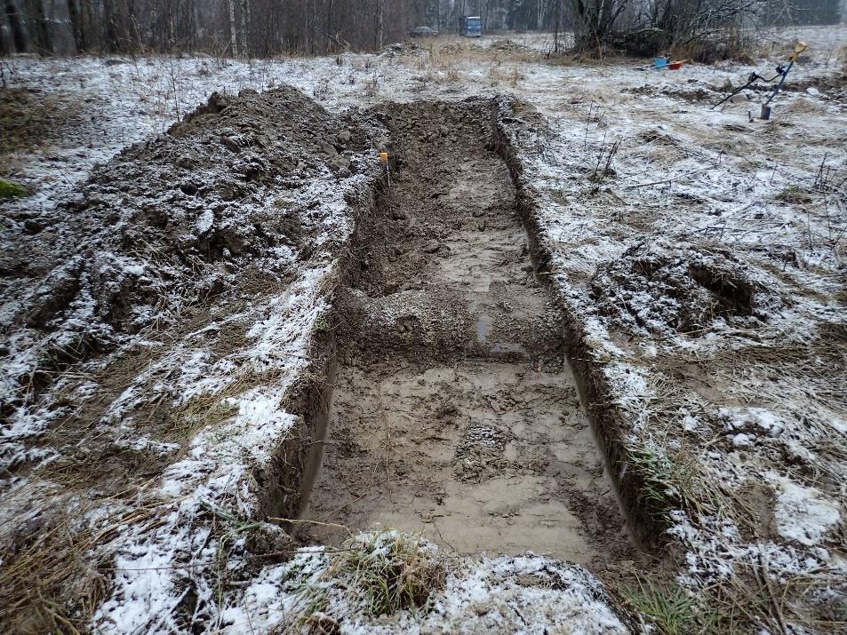 10 Koeoja 4. Luoteeseen. Koeoja 5 5,8 metriä pitkän koeojan kohdalla peltokerroksen paksuus oli 15-20 cm. Peltokerroksesta havaittiin hajanaisia tiilen muruja.