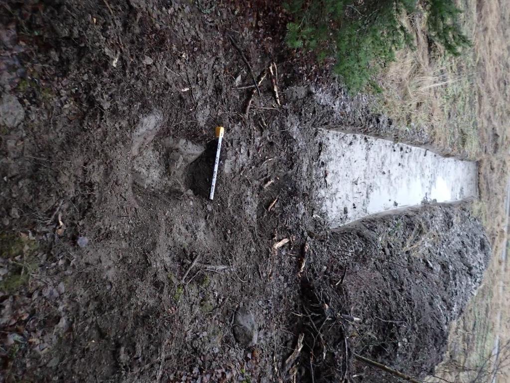 Koekuopan kohdalla mullan ja saven sekaisen pintakerroksen paksuus oli noin 15 cm (poistettu pintamaa mukaan lukien), jonka jälkeen