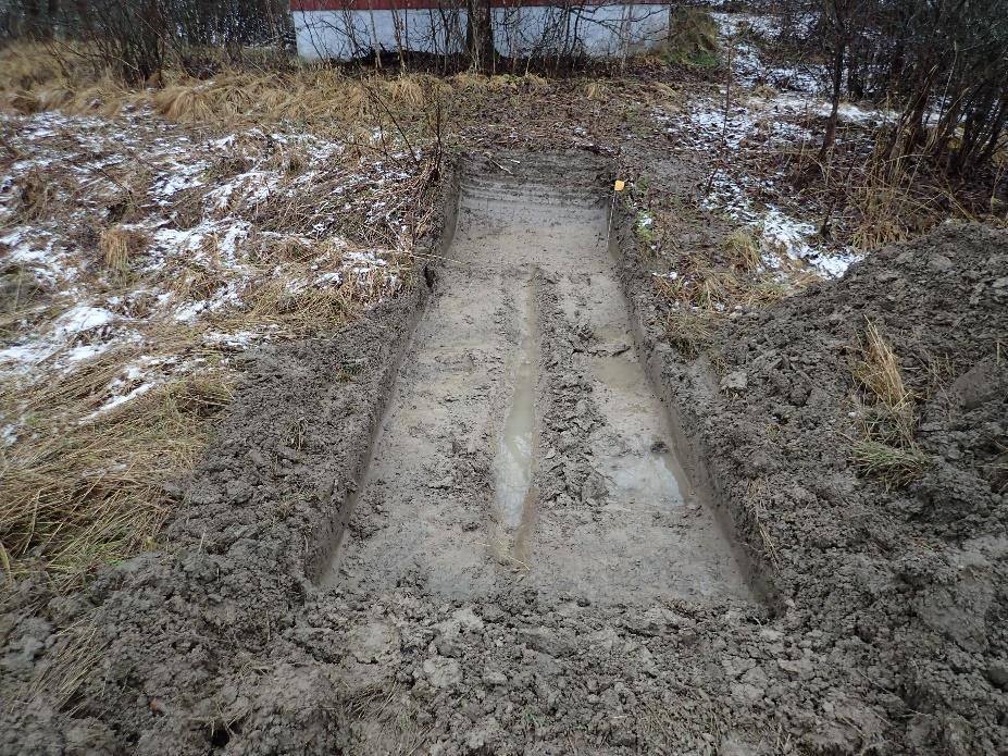 23 Koeoja 4 Koeojan pituus oli 5,2 metriä ja se kaivettiin paikalle siten, että sen luoteisosa sijoittui tasaiselle pellolle ja kaakkoisosa piha-alueelle nousevaan rinteeseen.