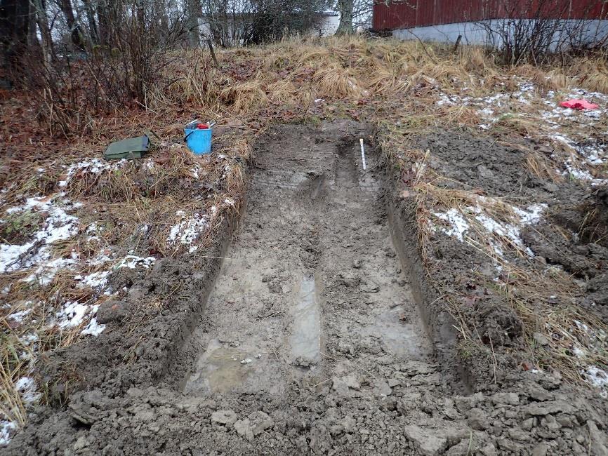 24 Koeoja 5. Kaakkoon. Koeojan 5 kaakkoispääty. Koeoja 6 5,3 metriä pitkässä koeojassa peltokerroksen paksuus oli 10-20 cm.