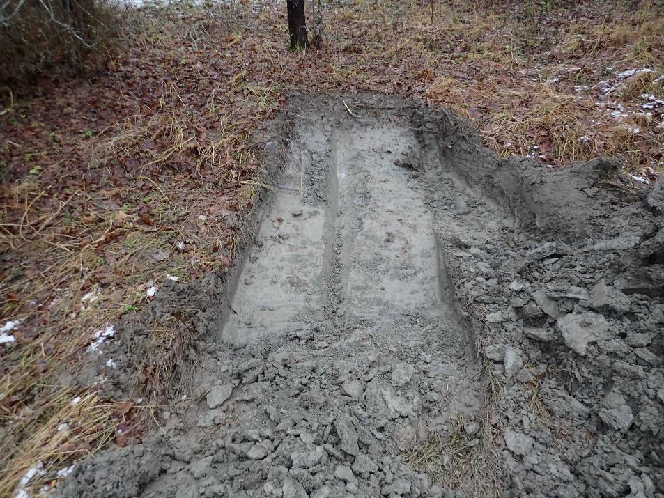 27 Koeoja 8. Pohjoiseen. Koeoja 9 Lounaisin alueelle kaivettu koeoja oli pituudeltaan 3,3 metriä. Peltokerroksen paksuus ojassa oli 10-15 cm ohuimmillaan se oli kohti pihaa nousevassa rinteessä.