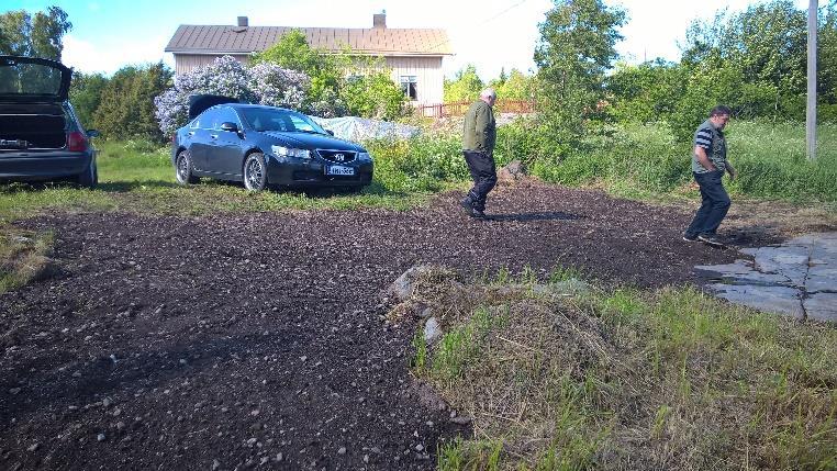 Autot pysäköidään kylätalon pihaan, ettei tieturvallisuus vaarantuisi ja että vältytään turhalta ympäristön kulumiselta. Aitan ns.