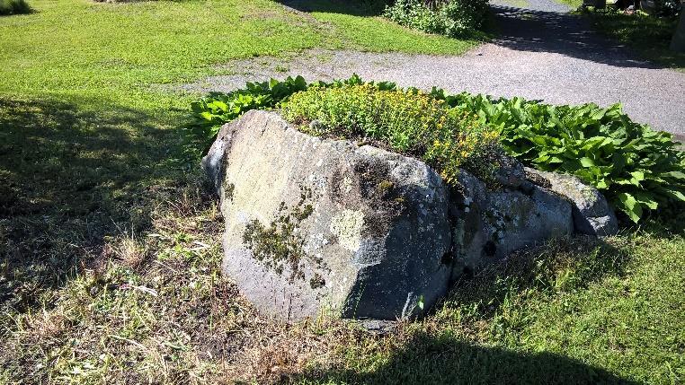 2. Palokivi Arvo: Palokiveksi kutsutaan Sorkan maantien varrella yksityisellä piha-alueella sijaitsevaa kiveä, johon on kaiverrettu teksti S K Balo 18/5 1846.