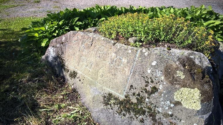 Kivi sijaitsee yksityisen piha-alueen puolella. Tontin omistaja ei ollut paikalla keskustelemassa kivestä. Toimenpidesuositus: Kivi oli raivattu esiin juuri ennen kyläkävelyä.