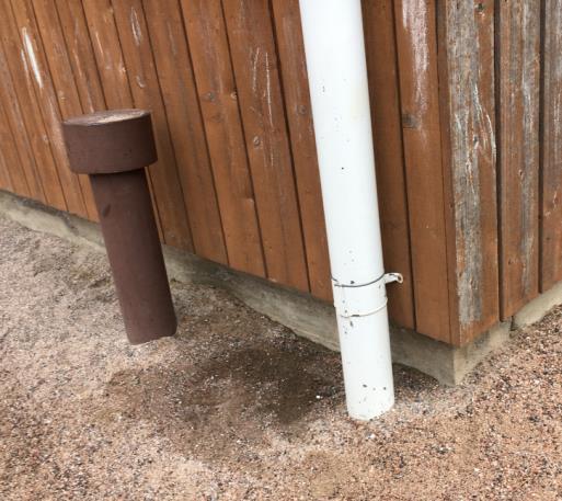 1 RAKENNETEKNINEN TARKASTUS 1.2 Kuivatusosat, salaojat, salaojakaivot - Rakennuksen ympärillä on salaojat. Tarkastuskaivon kansi avattiin tarkastusta varten. Puutteita ei havaittu.
